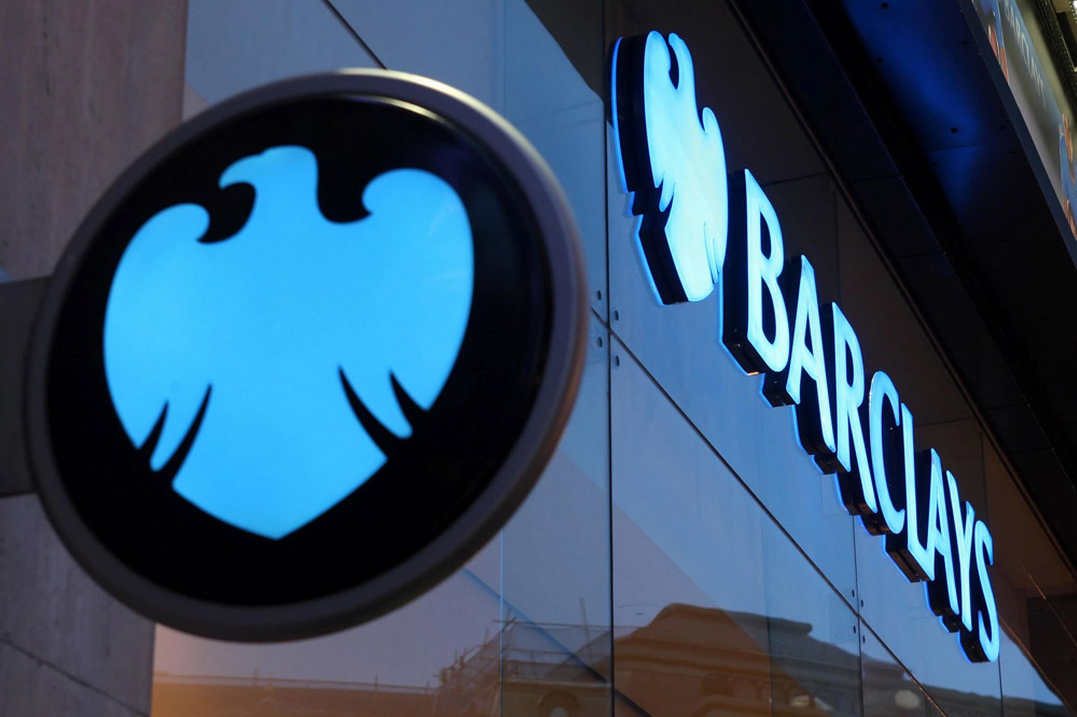 BlackBerry and Barclays Bank Team Up to Offer P2P Money Transfers 